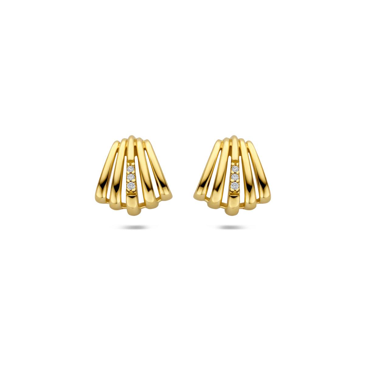 Vooraanzicht van de gouden waaier oorstekers met diamant van 14 karaat.