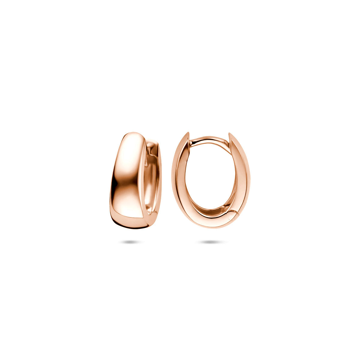 Voor- en zijaanzicht van de roségouden brede klapoorringen van 14 karaat.
