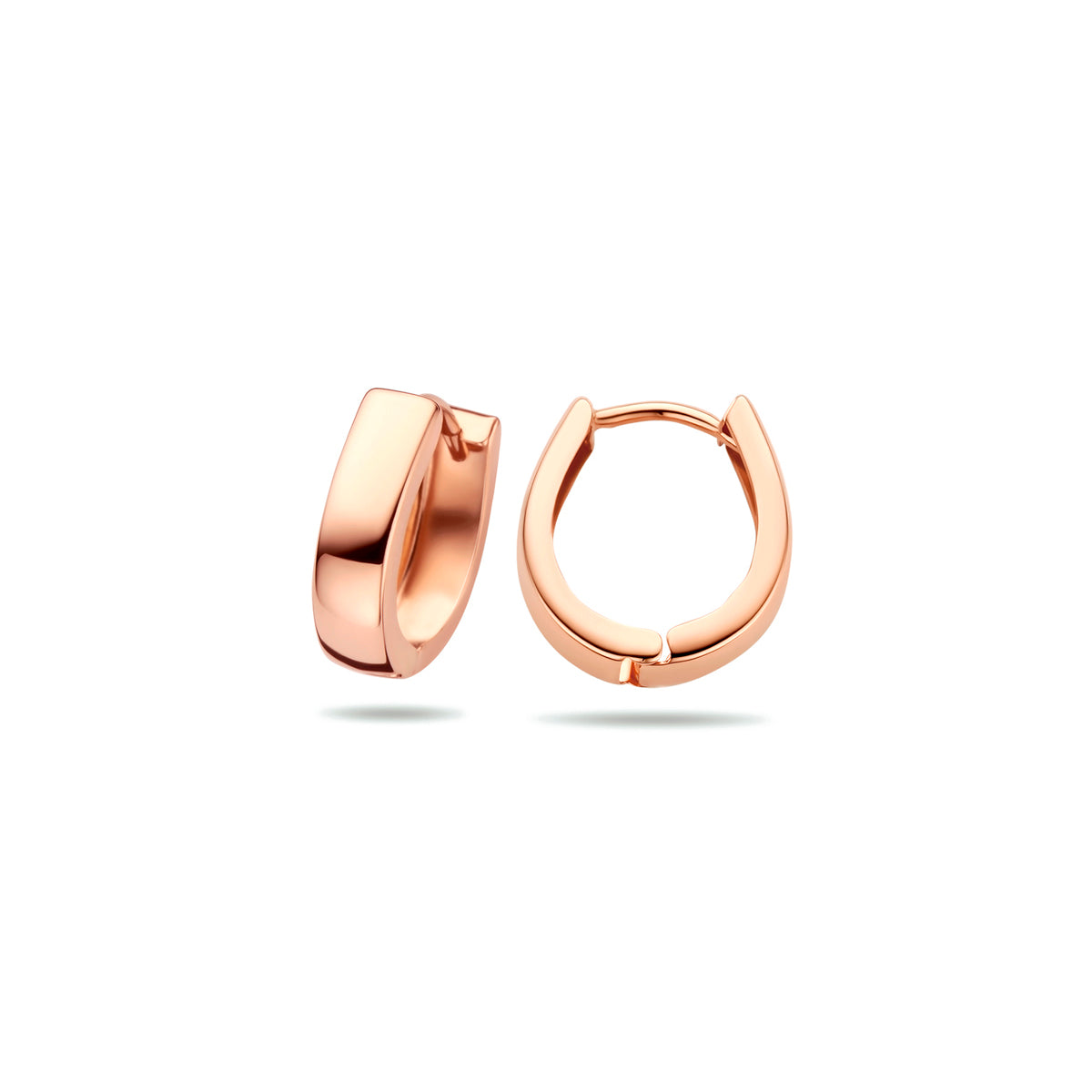 Voor- en zijaanzicht van de roségouden vlakke klapoorringen van 14 karaat.