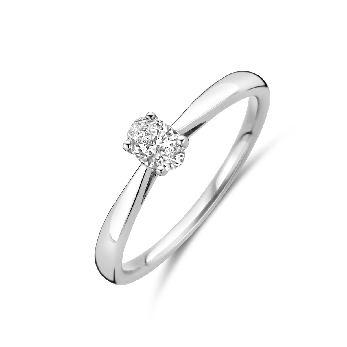 Schuin bovenaanzicht van de 14 karaat witgouden ring met lab grown diamant 0,25 ct