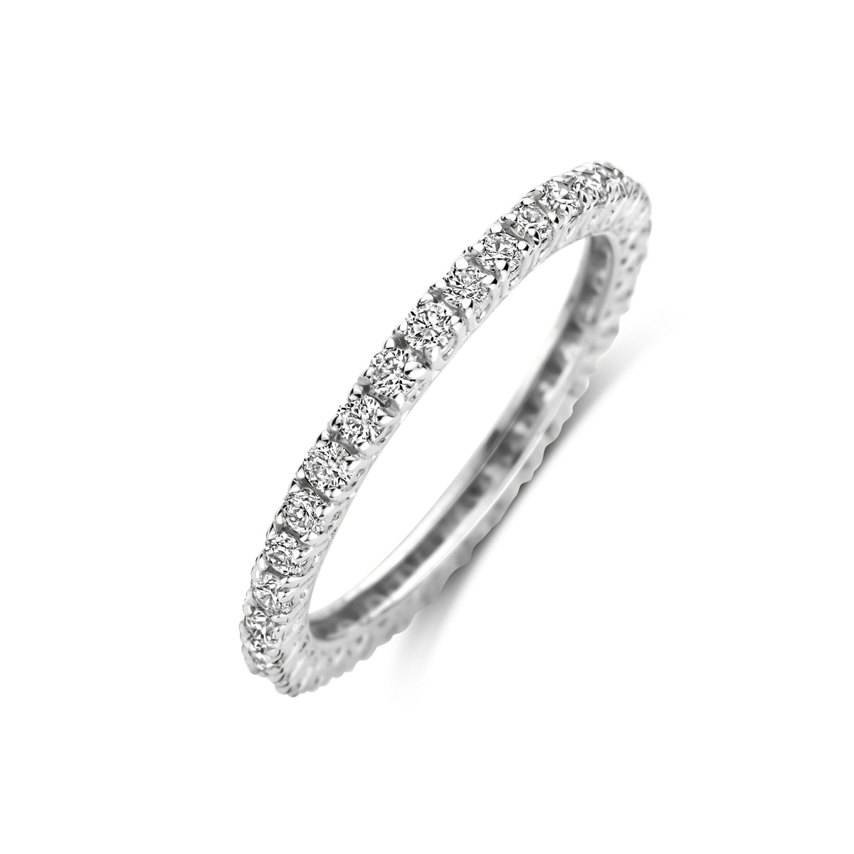 Schuin bovenaanzicht van de witgouden alliance ring met diamant van 14 karaat.