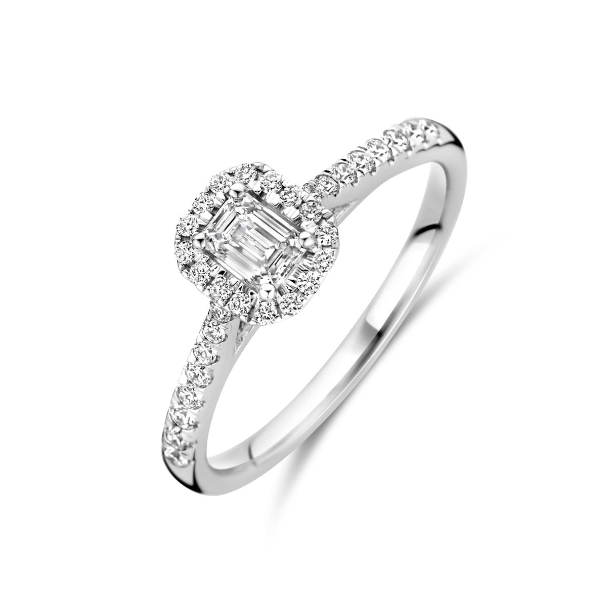 Schuin bovenaanzicht van de witgouden halo ring met lab grown diamant van 14 karaat.