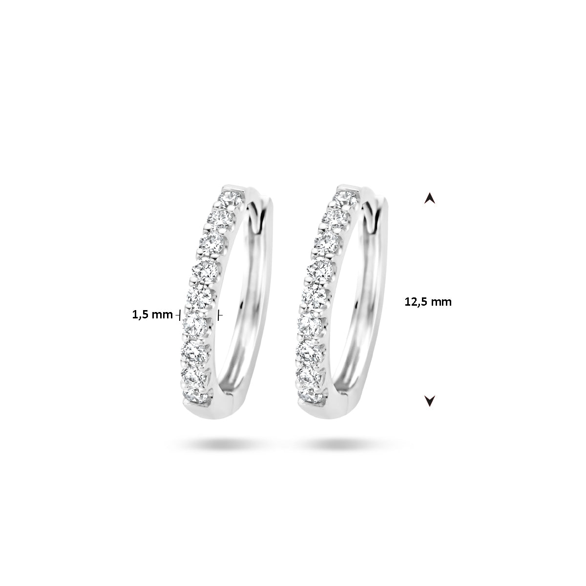 Afmetingen van de witgouden klapoorringen met diamant van 14 karaat: 12,5 mm hoog en 1,5 mm breed.
