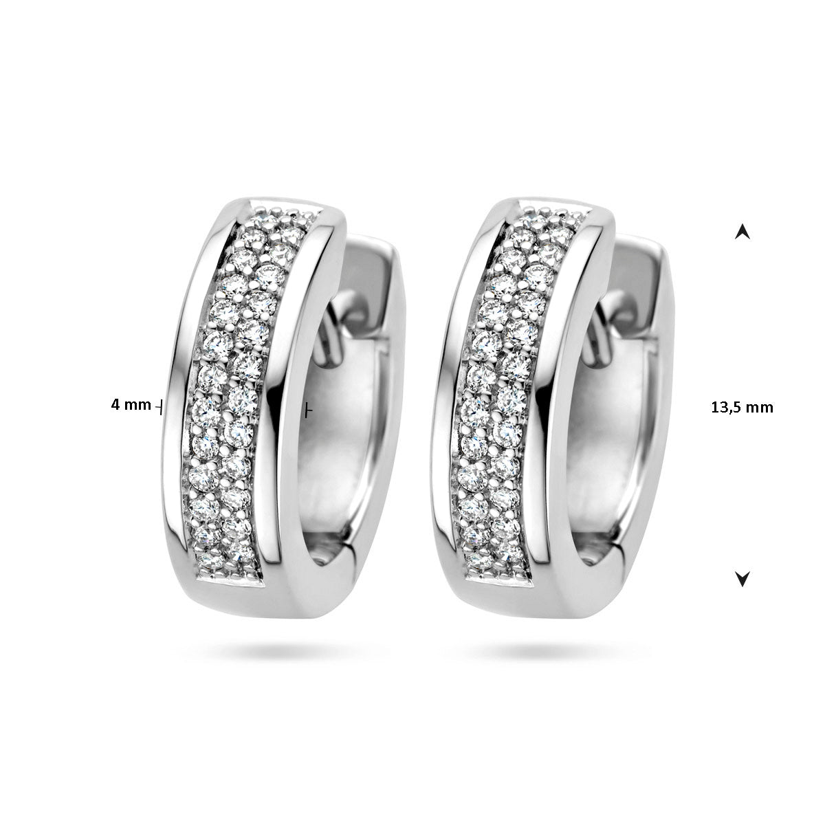 Afmetingen van de witgouden klapoorringen met diamant van 14 karaat: 13,5 mm doorsnee en 4 mm breed.