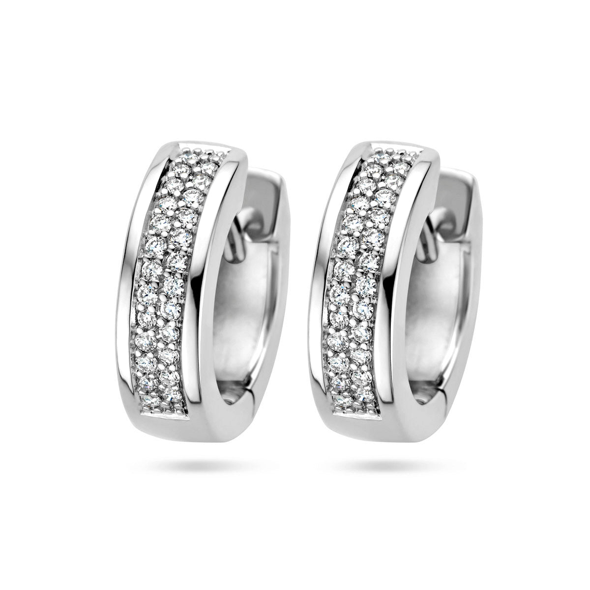 Vooraanzicht van de witgouden klapoorringen met diamant van 14 karaat.