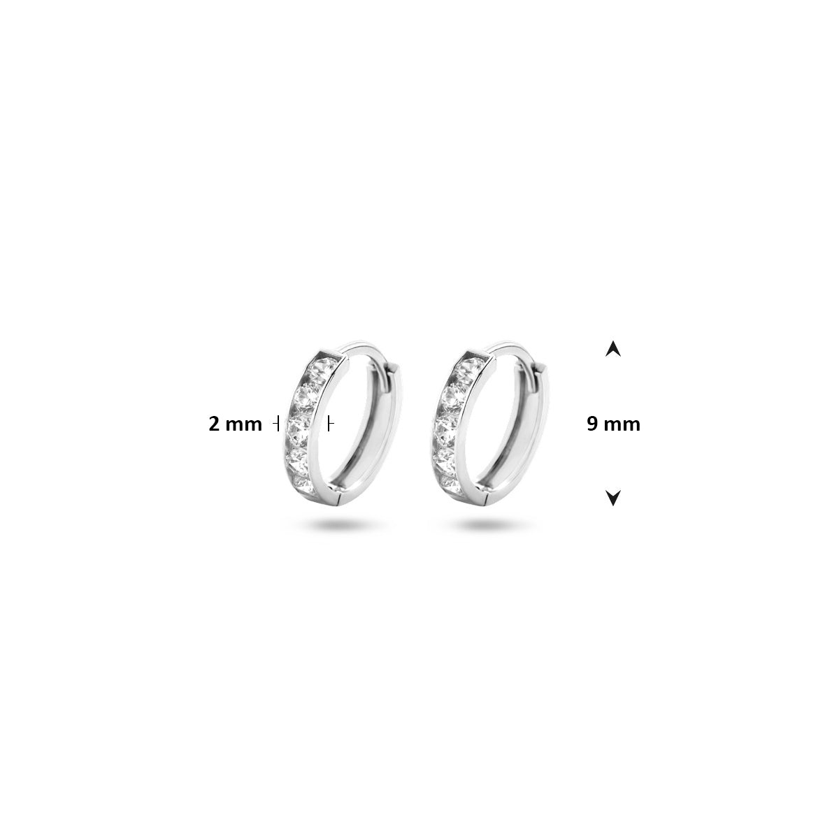 Afmetingen van de witgouden klapoorringen met zirkonia van 14 karaat: 9 mm doorsnee en 2 mm breed.