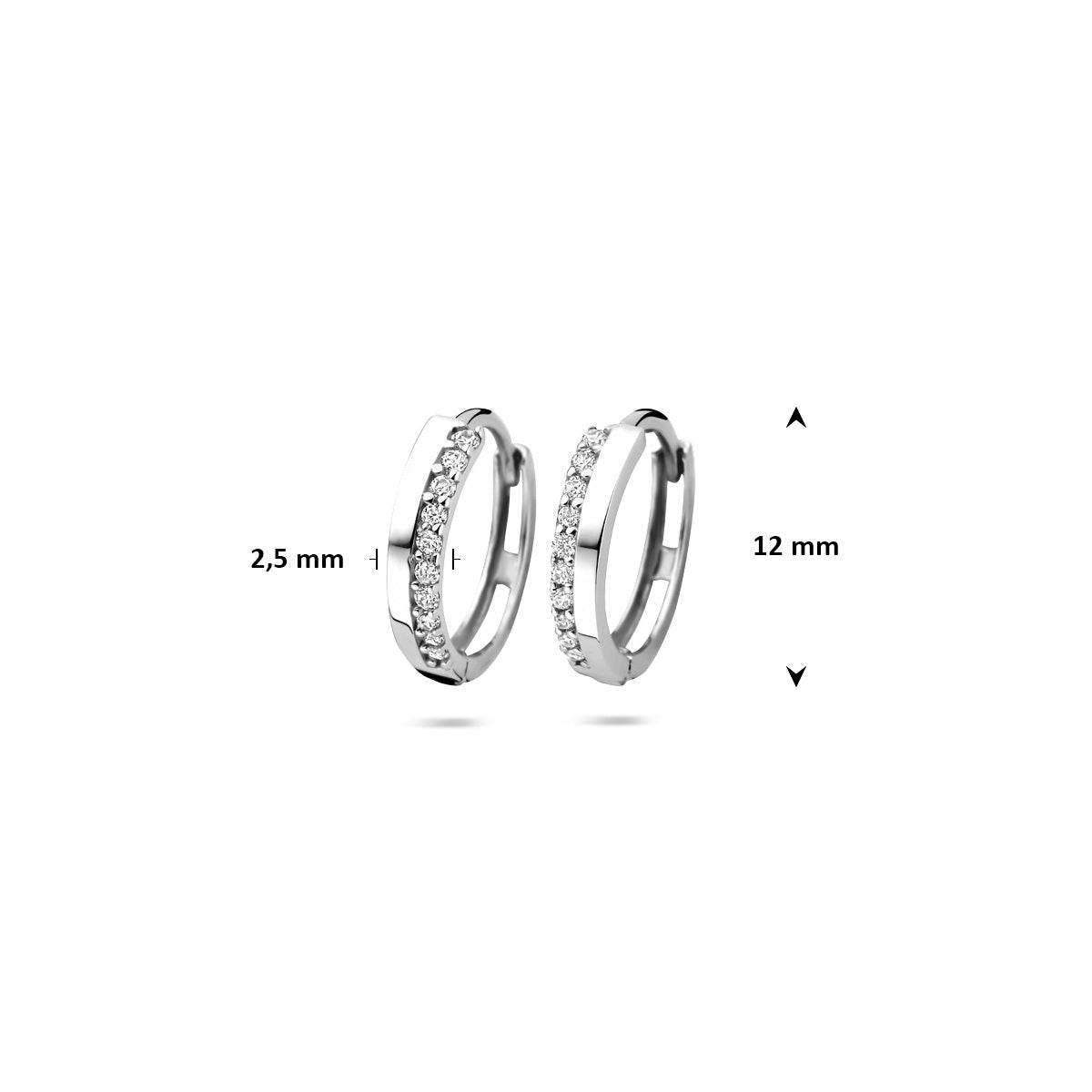 Afmetingen van de witgouden klapoorringen met zirkonia van 14 karaat: 12 mm doorsnee en 2,5 mm breed.