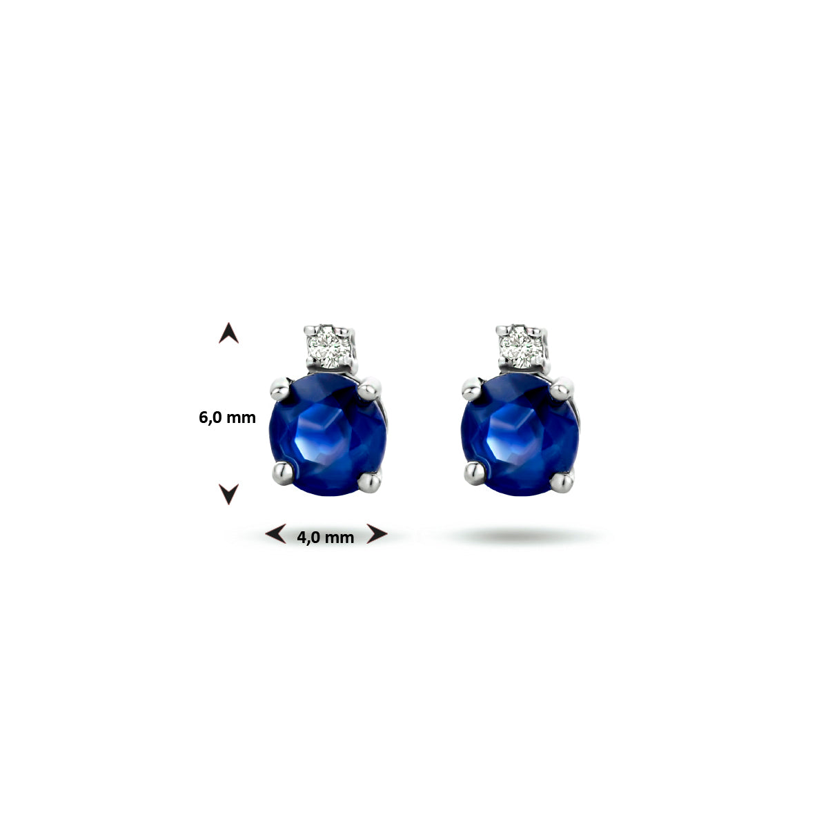 Afmetingen van de witgouden oorknopjes met saffier en diamant van 14 karaat: 6 mm hoog en 4 mm breed.