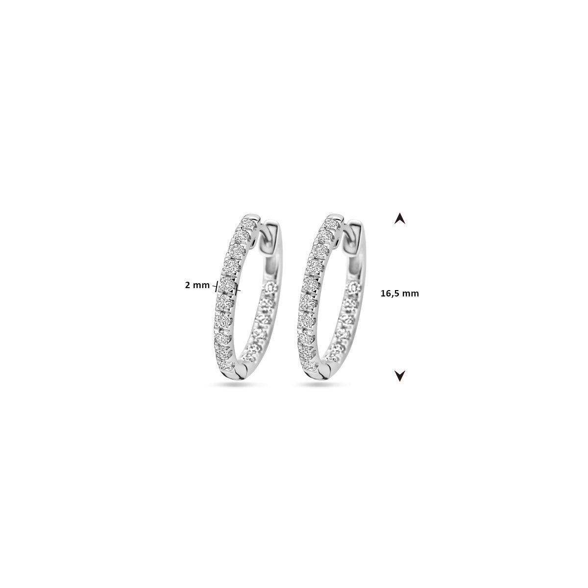 Afmetingen van de witgouden oorringen met lab grown diamant van 14 karaat: 16,5 mm hoog en 2 mm breed.