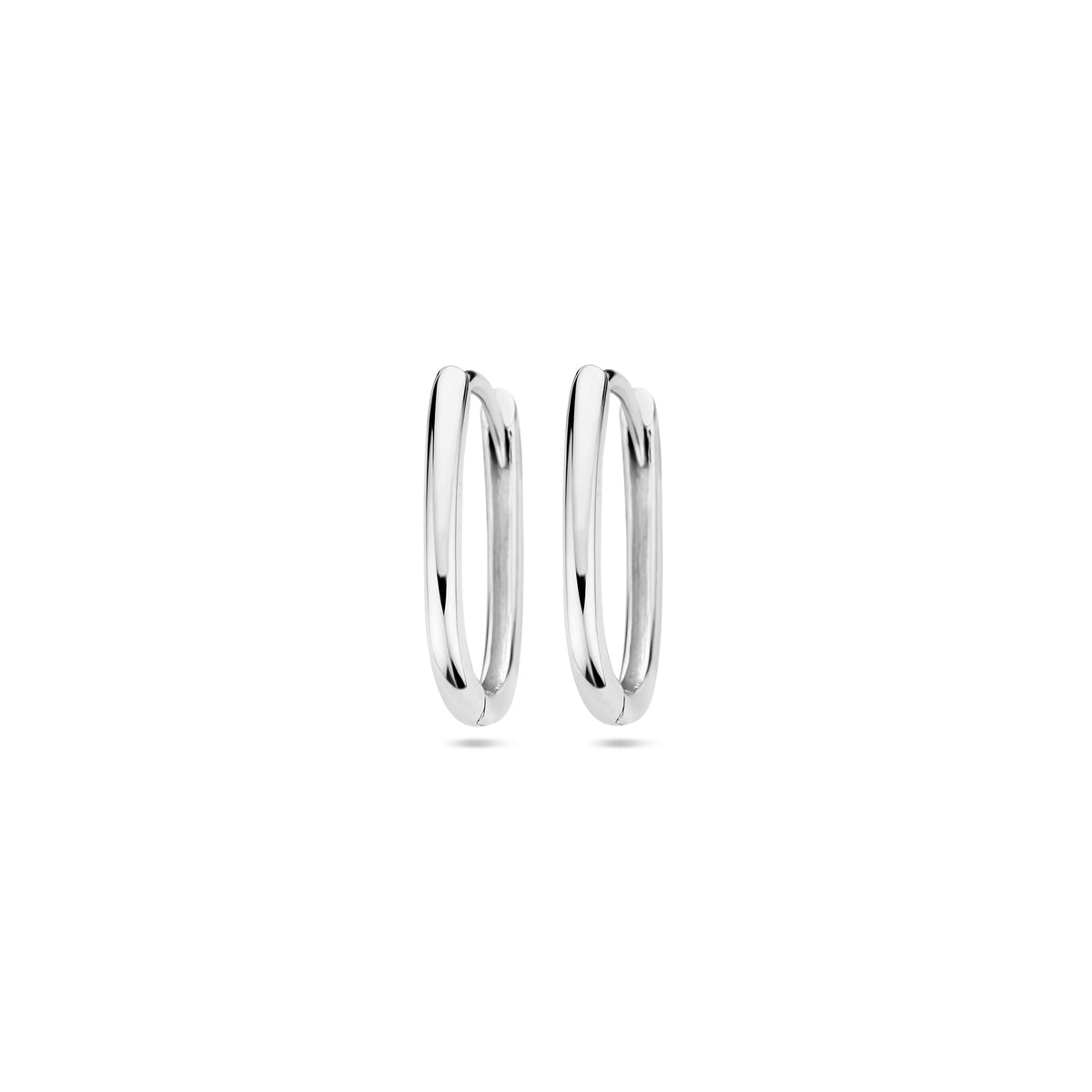 Vooraanzicht van de witgouden paperclip klapoorringen van 14 karaat.
