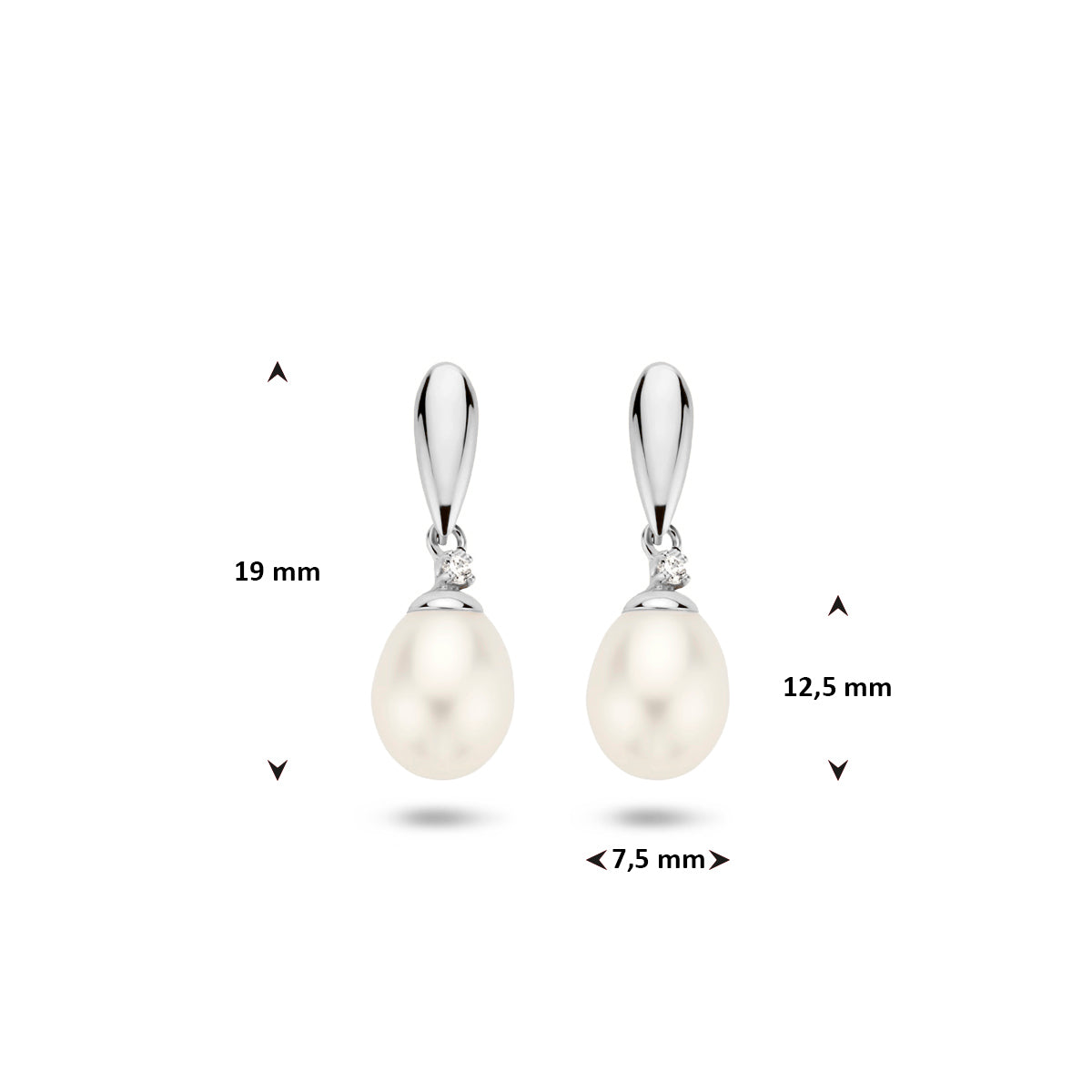 Technische afbeelding van de 14 karaat witgouden parel oorhangers met zirkonia met afmetingen, 19 mm hoog en 7,5 mm breed.