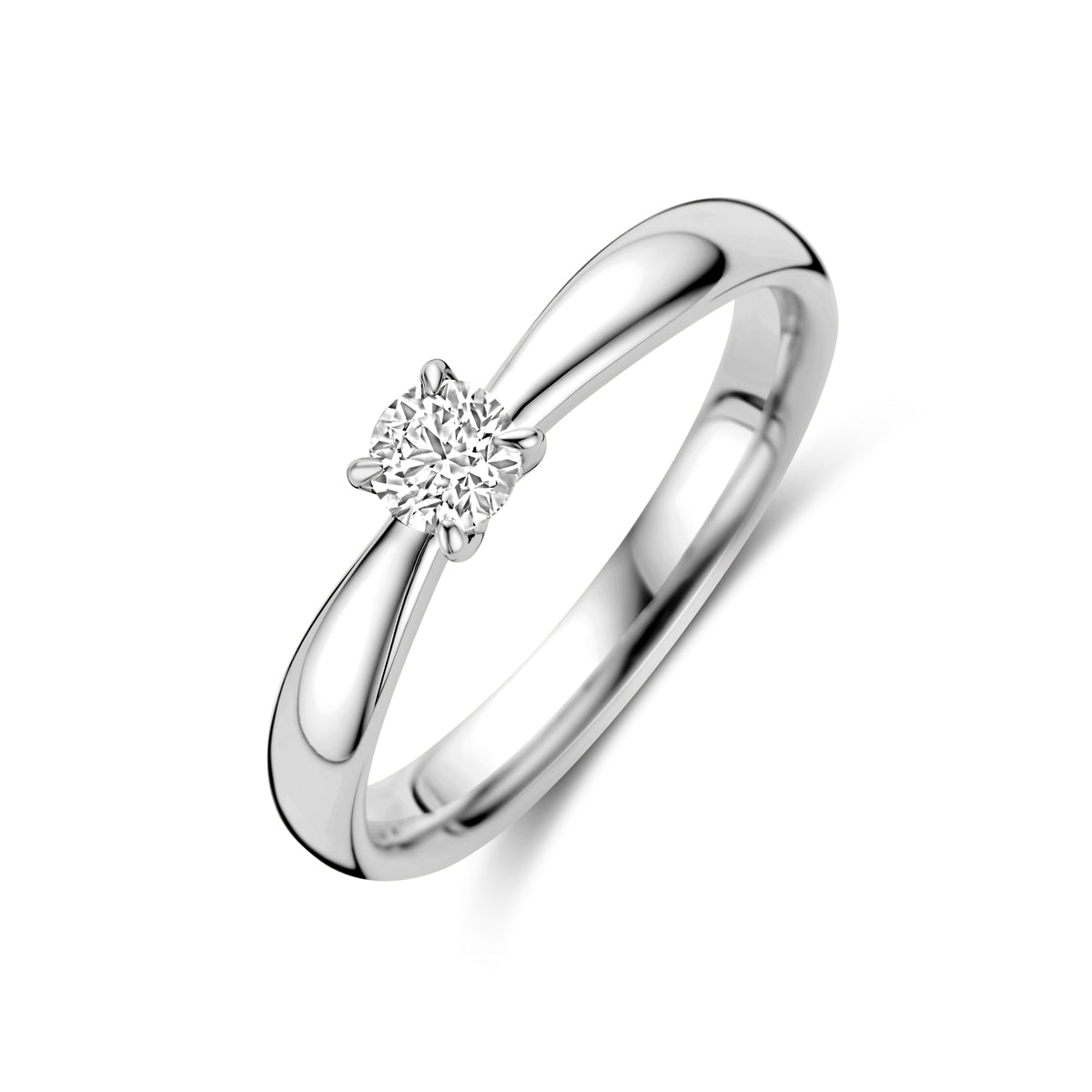 Schuin bovenaanzicht van de witgouden ring met diamant van 14 karaat.