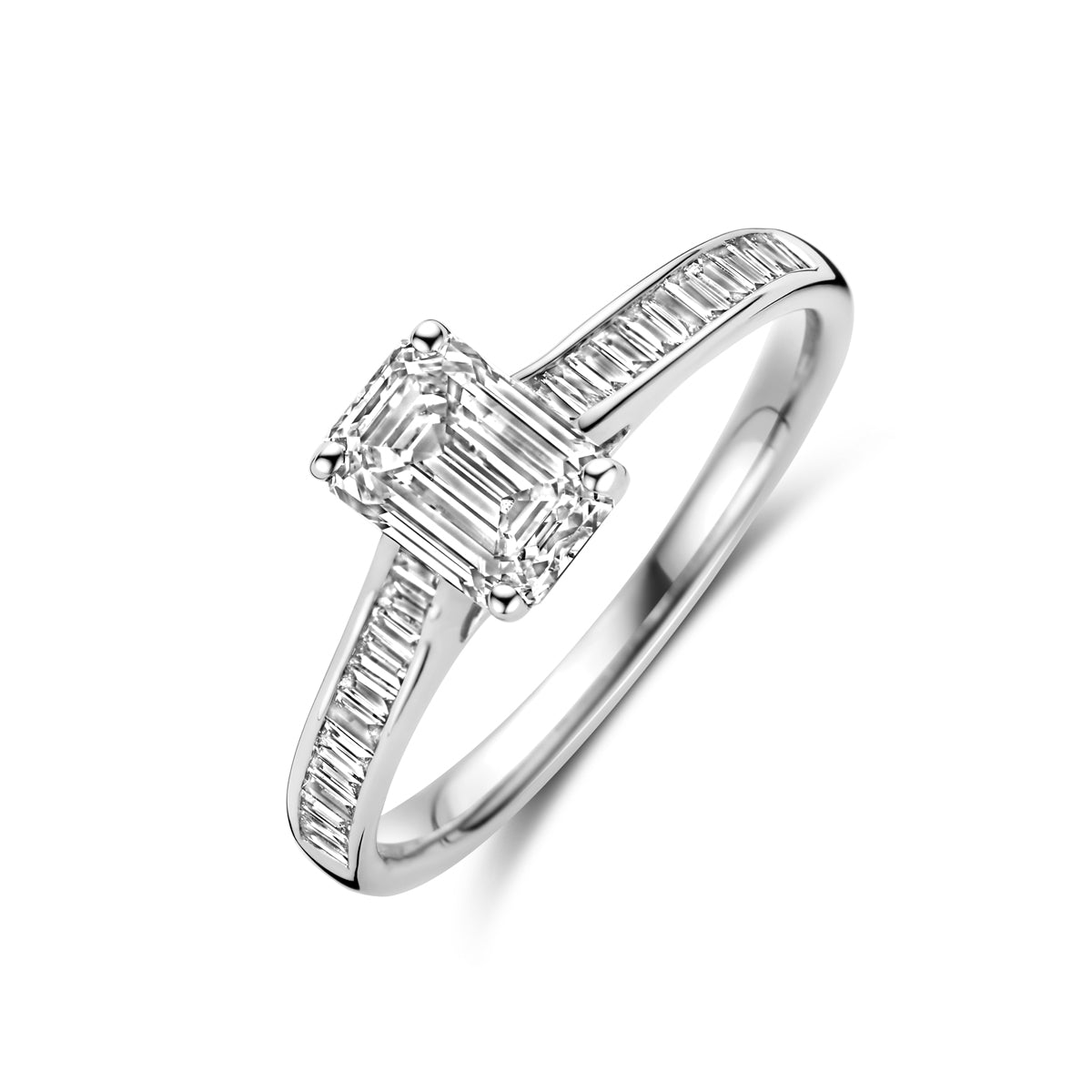 Schuin bovenaanzicht van de witgouden ring met emerald lab grown diamant van 14 karaat.