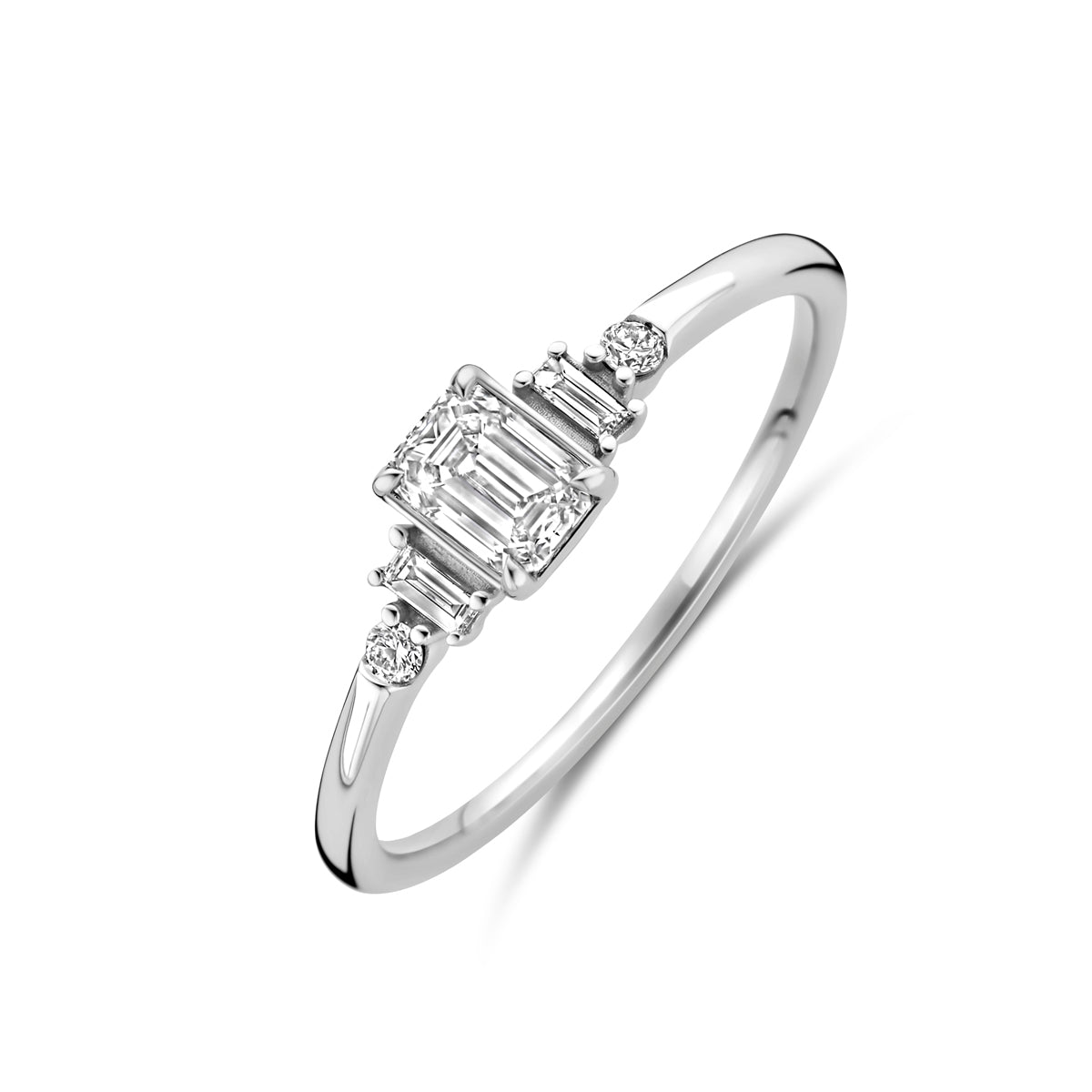 Schuin bovenaanzicht van de witgouden ring met lab grown diamant van 14 karaat.