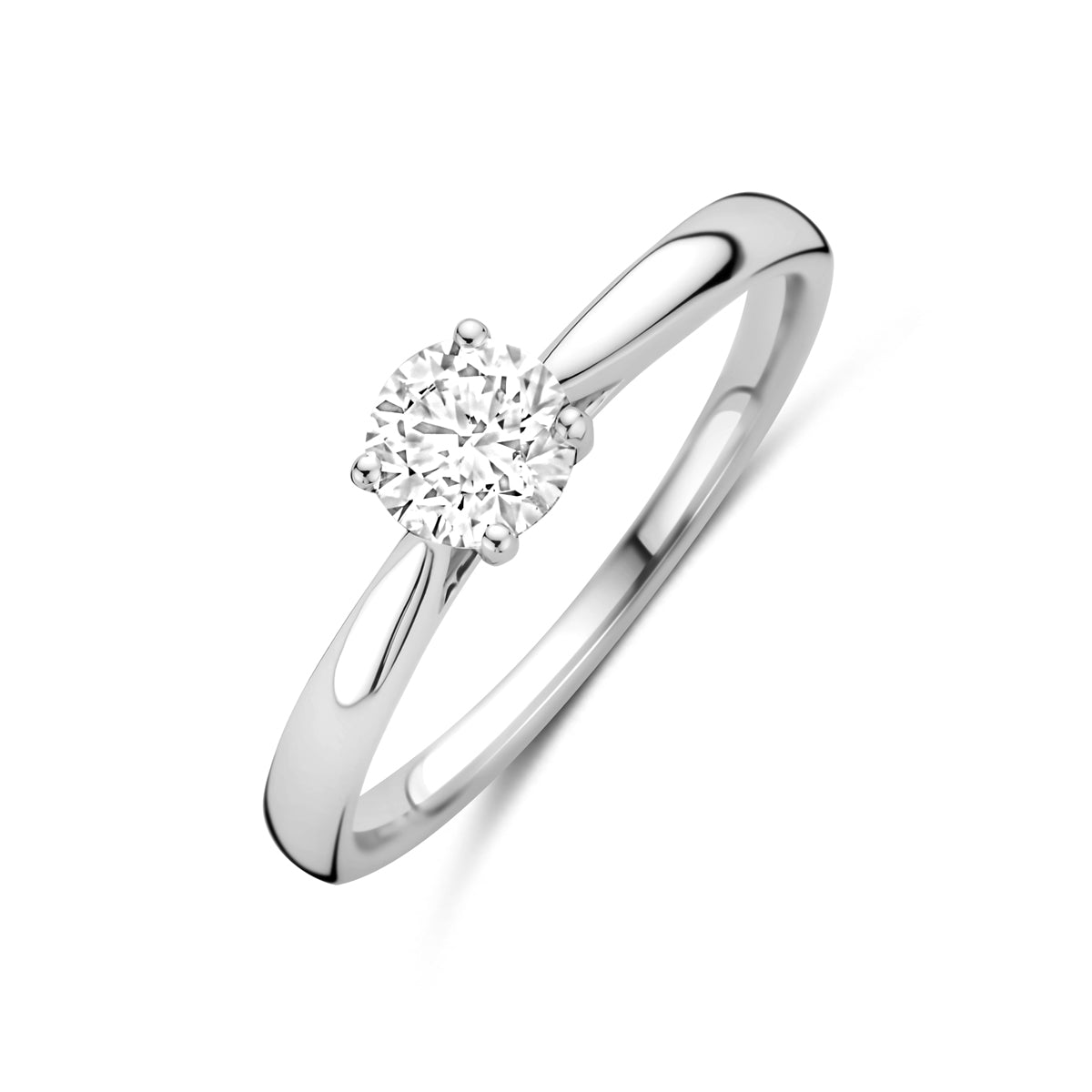 Schuin bovenaanzicht van de witgouden ring met lab grown diamant van 14 karaat.