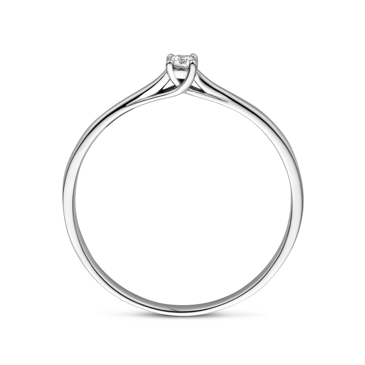 Model draagt de witgouden solitair ring met diamant van 14 karaat aan de hand.