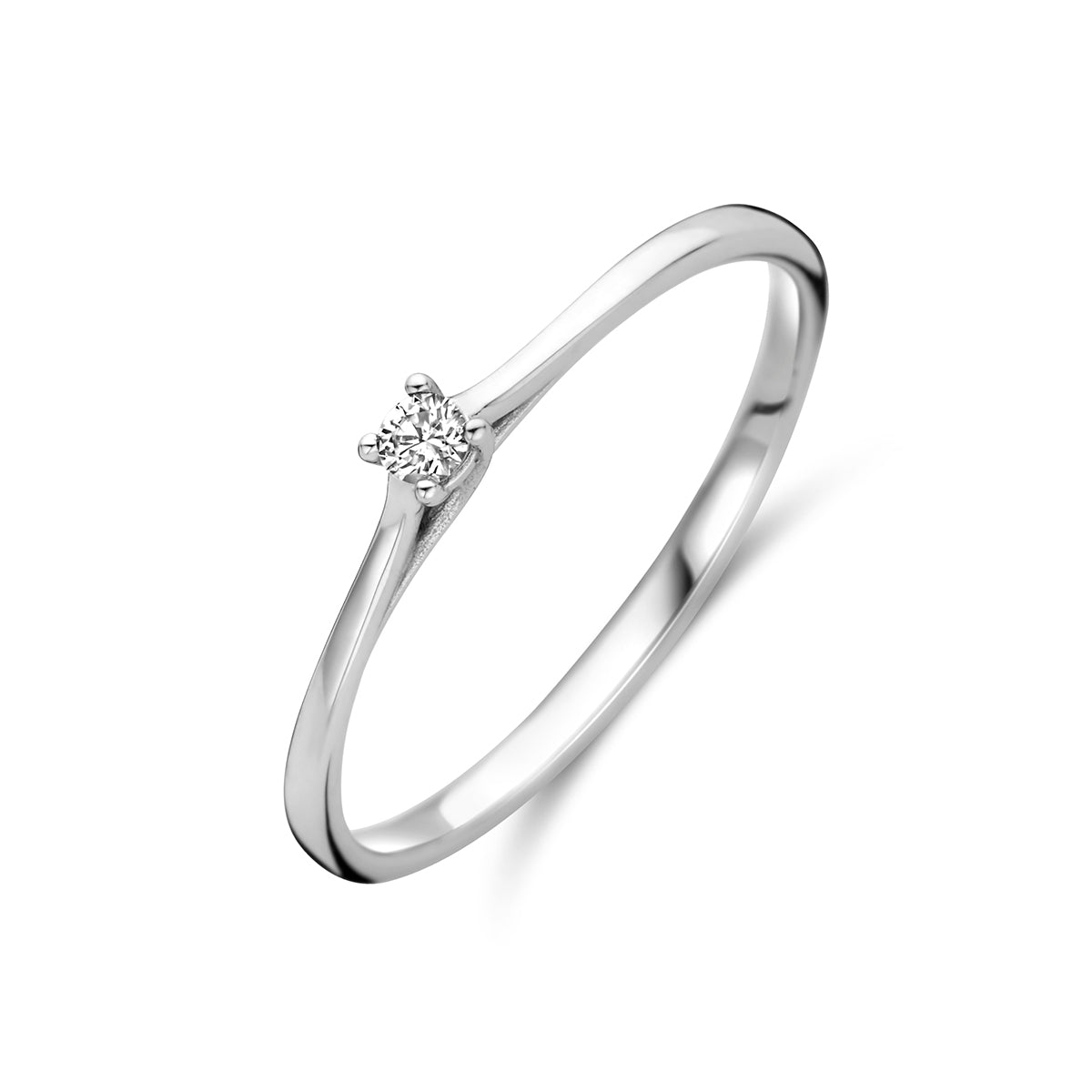 Schuin bovenaanzicht van de witgouden solitair ring met diamant van 14 karaat.