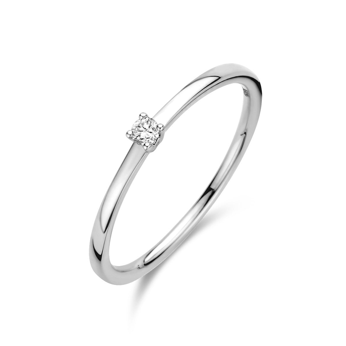 Schuin bovenaanzicht van de witgouden solitair ring met diamant van 14 karaat.