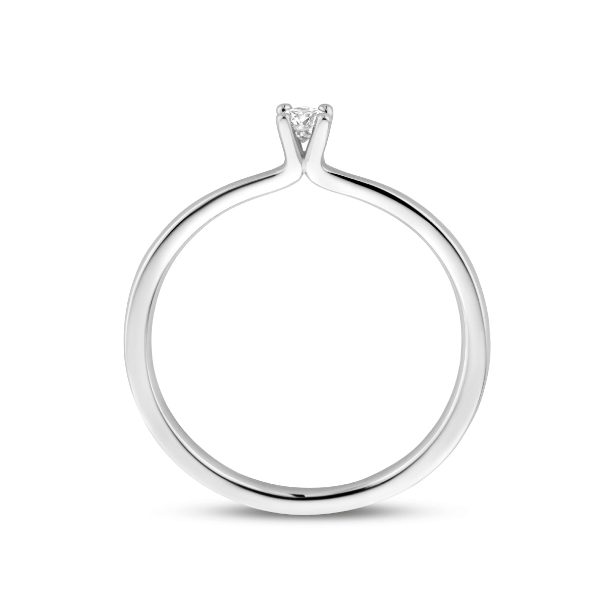 Model draagt de witgouden solitair ring met diamant van 14 karaat aan de hand.