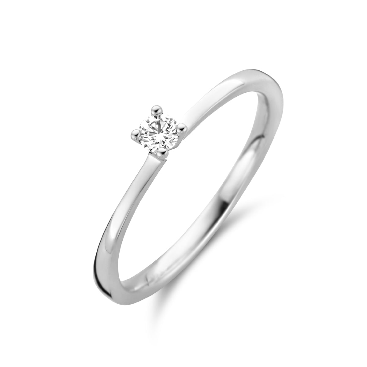 Schuin bovenaanzicht van de witgouden solitair ring met diamant van 14 karaat.