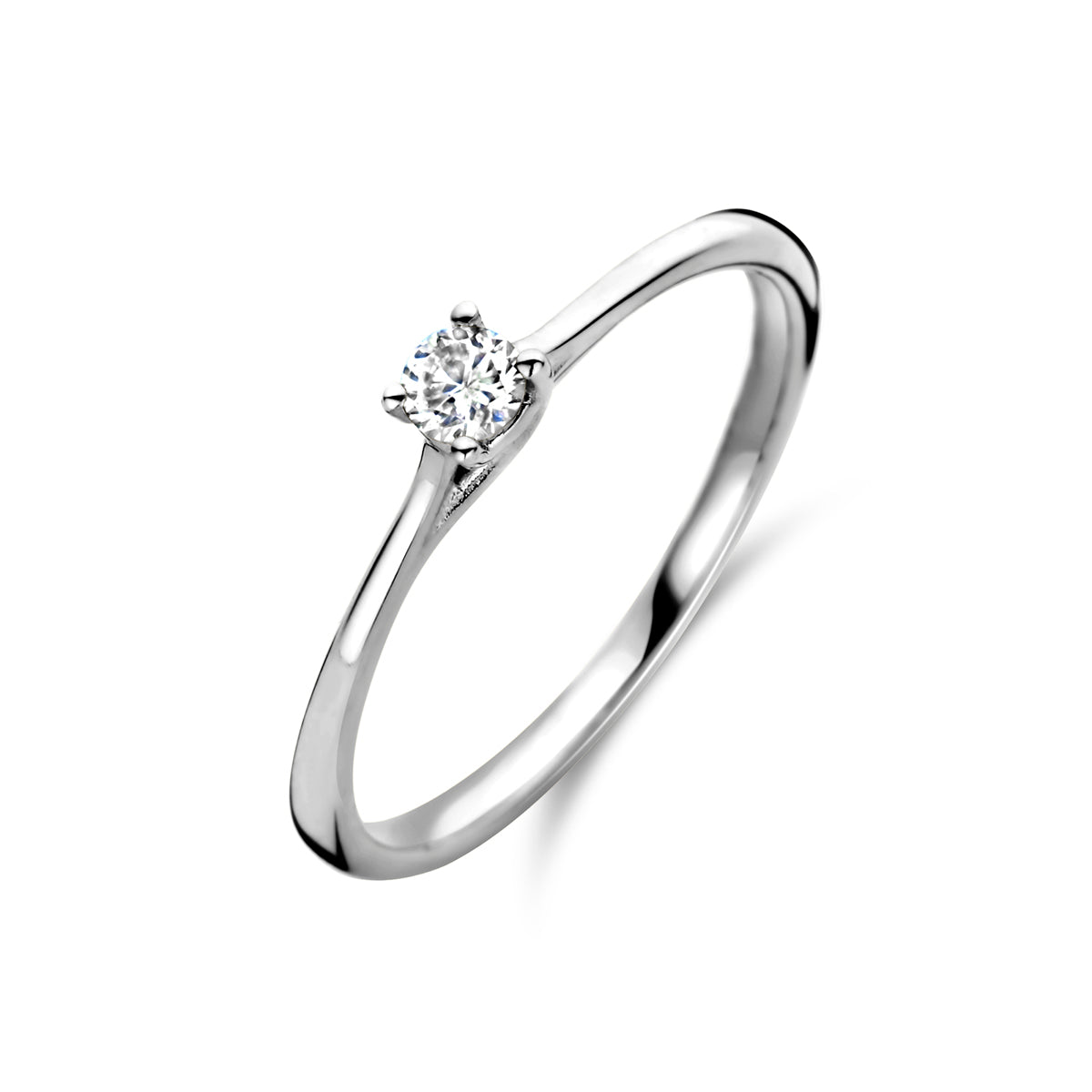 Schuin bovenaanzicht van de witgouden solitair ring met diamant van 14 karaat.