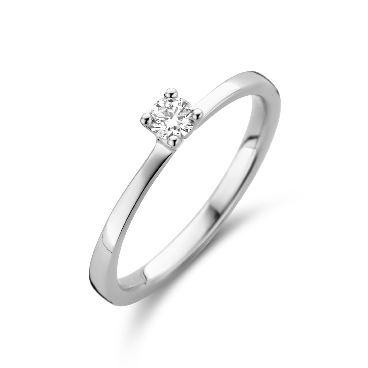 Schuin bovenaanzicht van de witgouden solitair ring met diamant van 14 karaat.