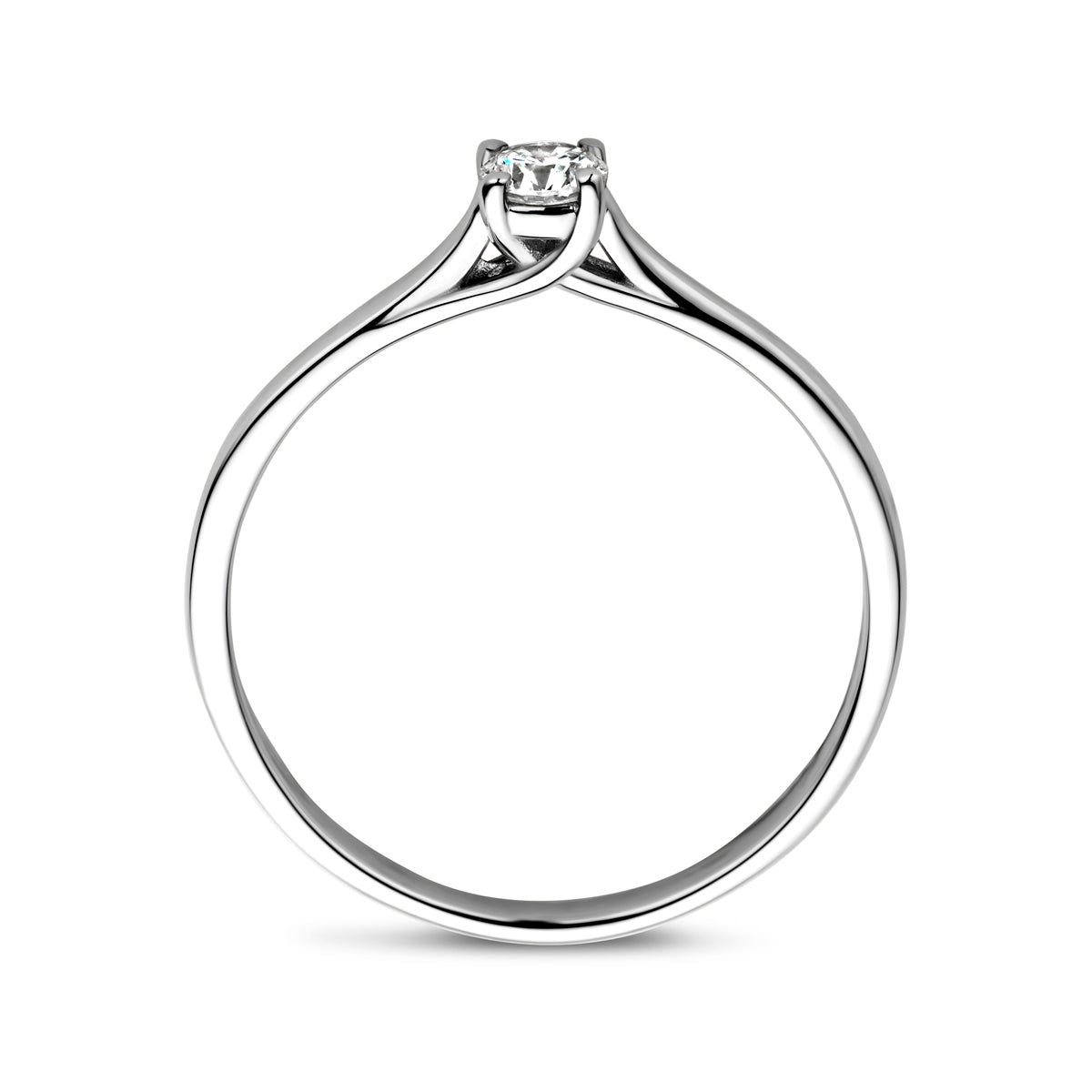 Model draagt de witgouden solitair ring met diamant van 14 karaat aan de hand.