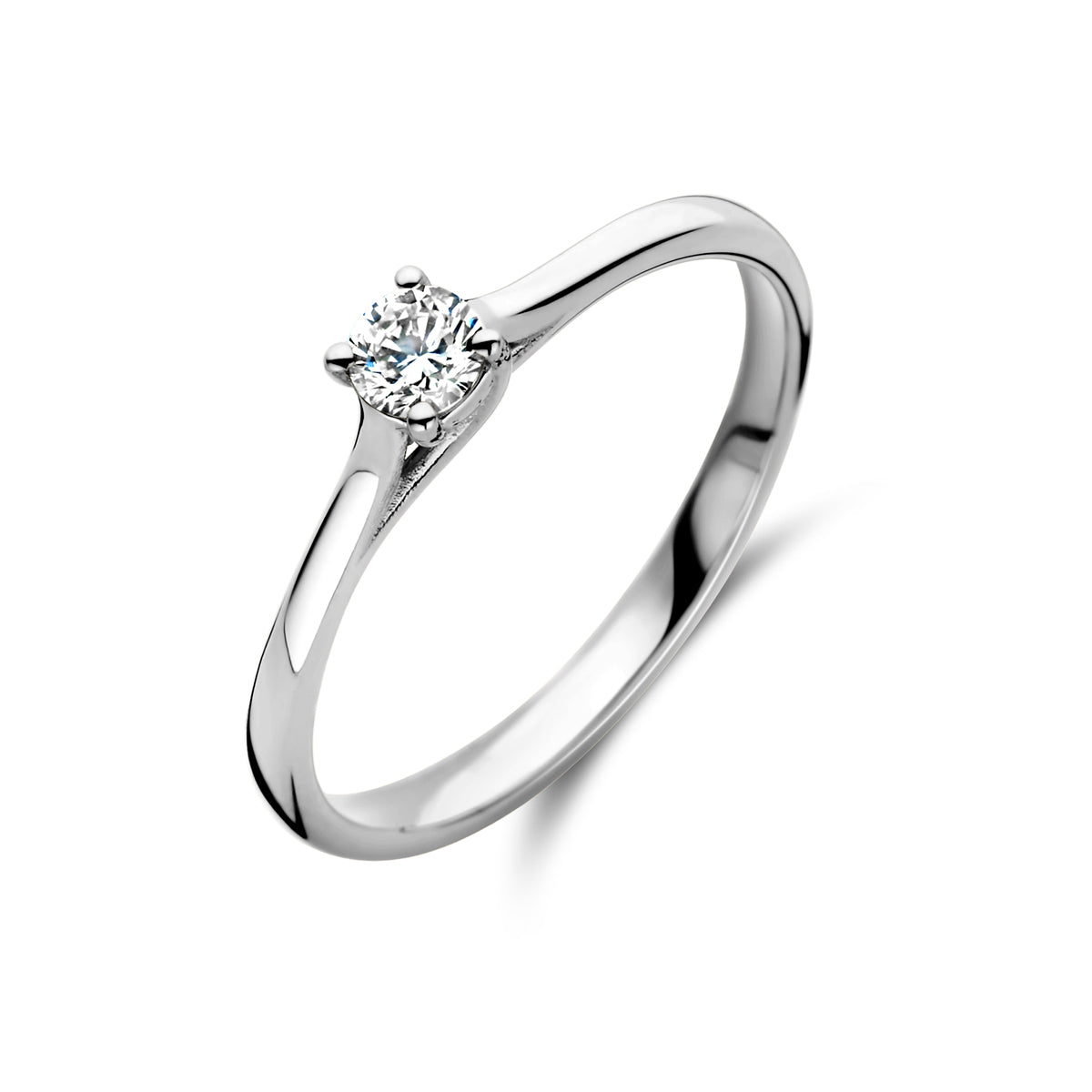 Schuin bovenaanzicht van de witgouden solitair ring met diamant van 14 karaat.