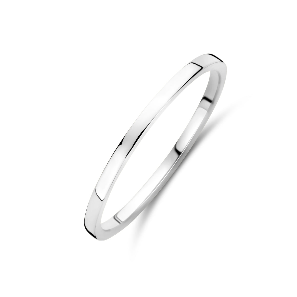 Schuin bovenaanzicht van de 14 karaat witgouden stapelring, 1,5 mm breed.