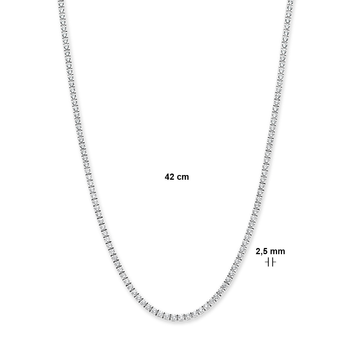 Afmetingen van de witgouden tennisketting met lab grown diamant van 14 karaat: 42 cm lang en 2,5 mm breed, 5,00 ct.