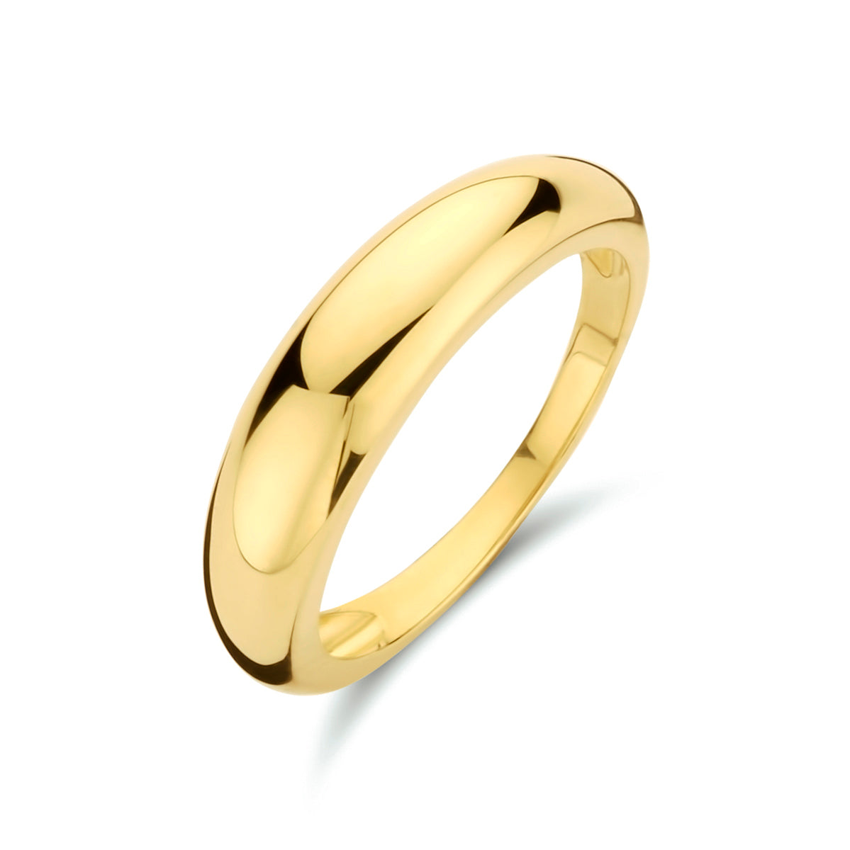 Gouden dome ring van 14 karaat, 5 mm breed, schuin van bovenaf gezien.