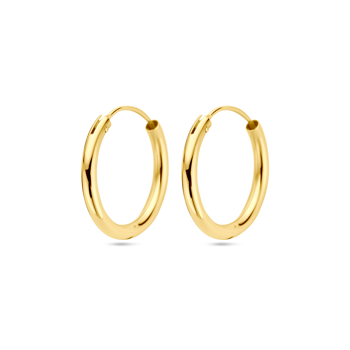 Vooraanzicht van de 'Sophie' 17 mm: elegante 14 karaat geelgouden creolen met een ronde buis van 1,8 mm.