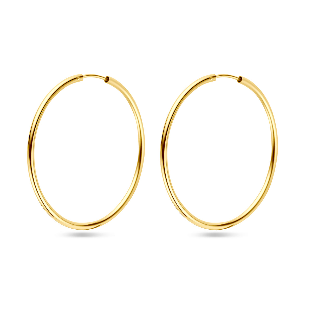 Vooraanzicht van de 'Sophie' 40 mm: opvallende 14 karaat geelgouden creolen met een ronde buis.