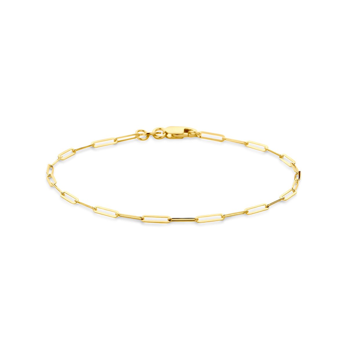 Vooraanzicht van de 'Tess' armband: een 14 karaat geelgouden paperclip armband met luchtige schakels van 1,8 mm breed.