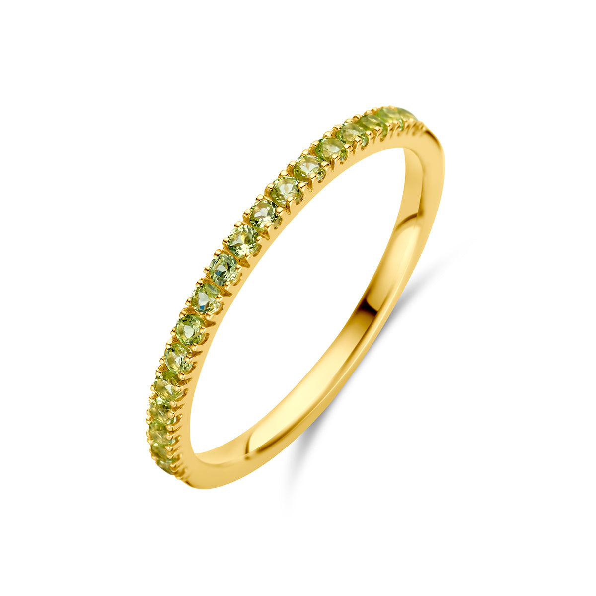 Schuin bovenaanzicht van de gouden geboortesteen ring augustus met peridoot van 14 karaat.