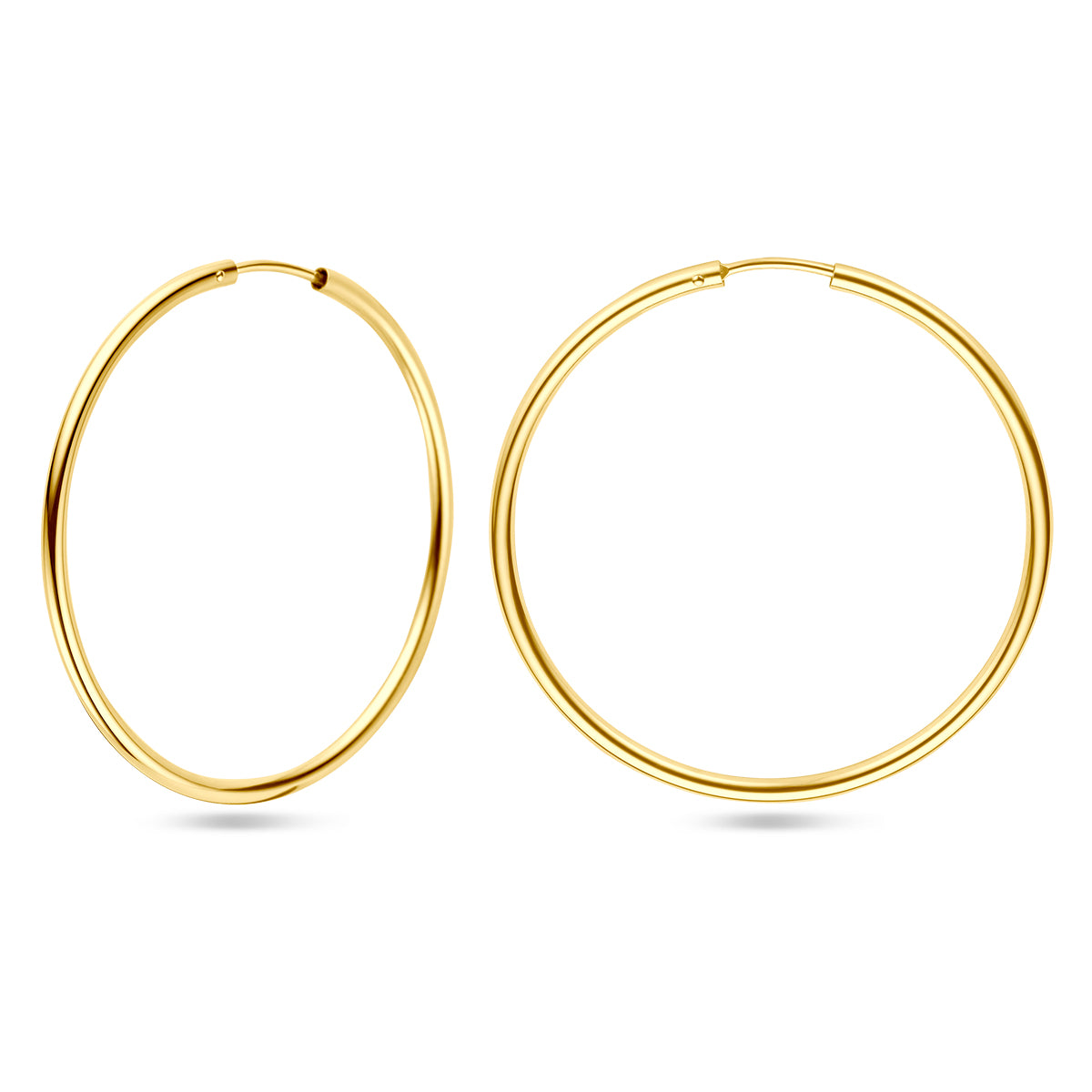 Gecombineerd beeld dat de ronde buisvorm en de onzichtbare insteeksluiting van de oorring toont.