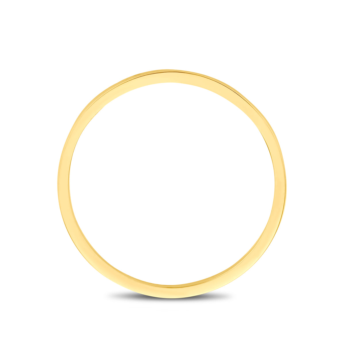 Zijaanzicht van de smalle gouden ringband die perfect is om te stapelen.