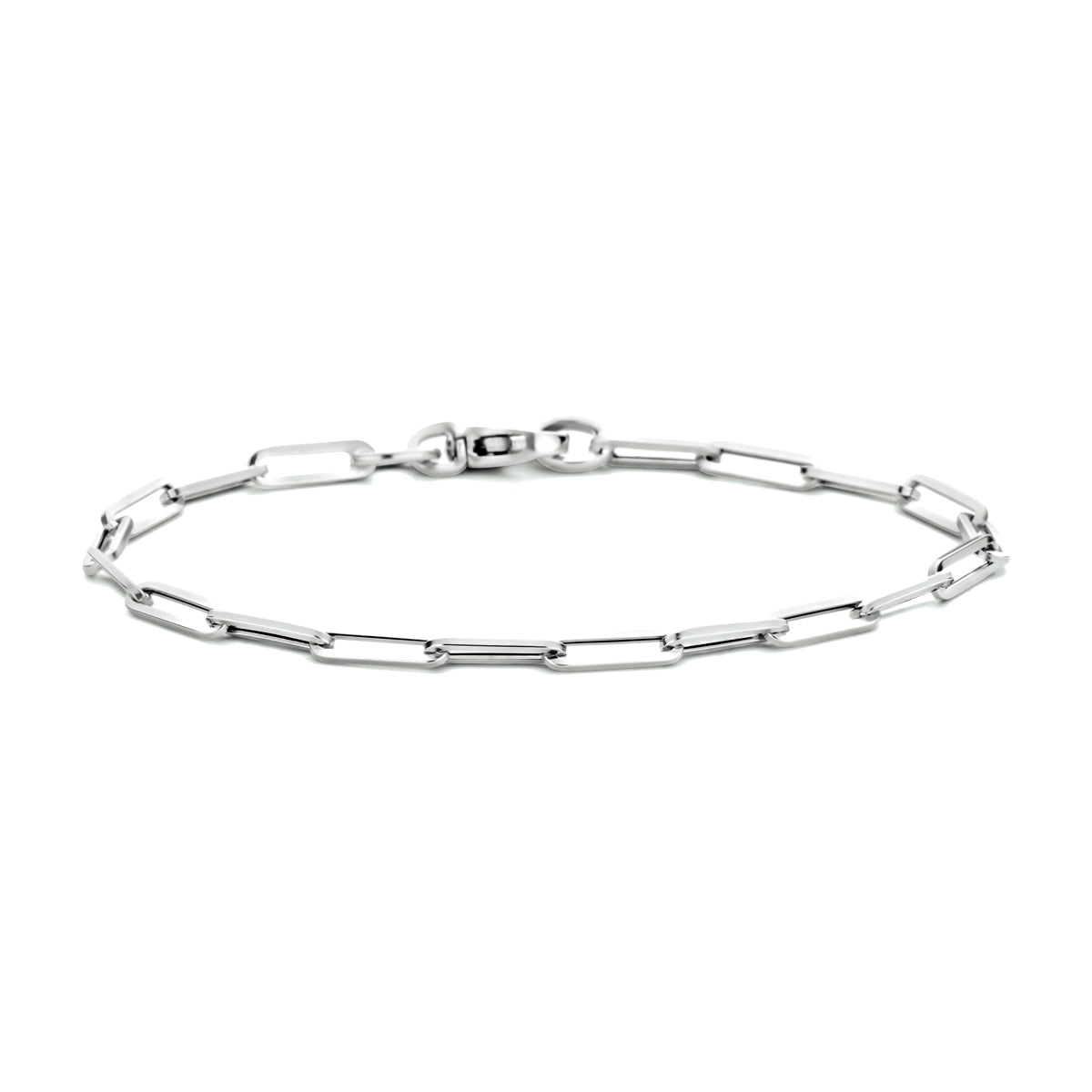 Vooraanzicht van de 'Kate' armband: een 14 karaat witgouden paperclip armband met rechthoekige schakels van 3 mm breed.