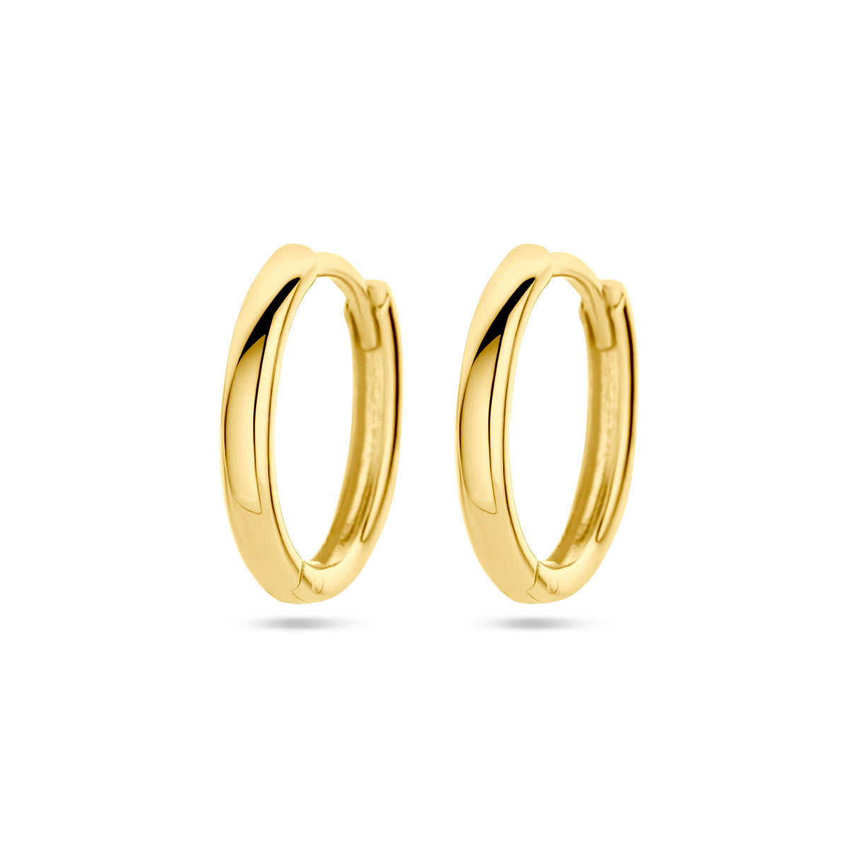 Vooraanzicht van de gouden ovale klapoorringen van 14 karaat.