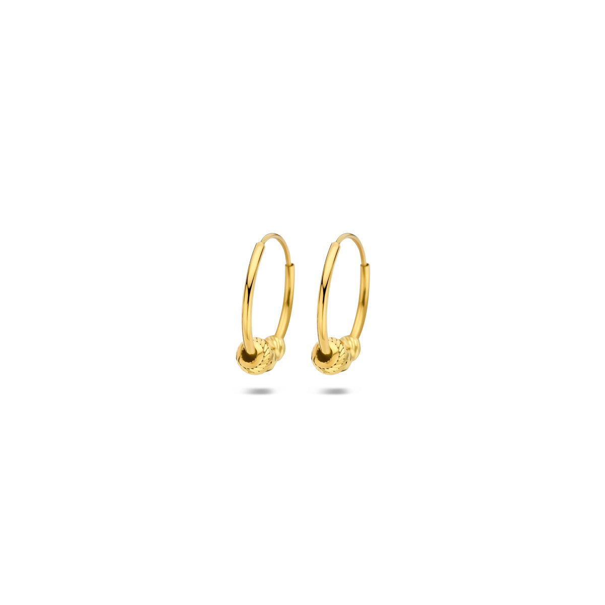 Vooraanzicht van de gouden bolletjes klapoorringen van 14 karaat.