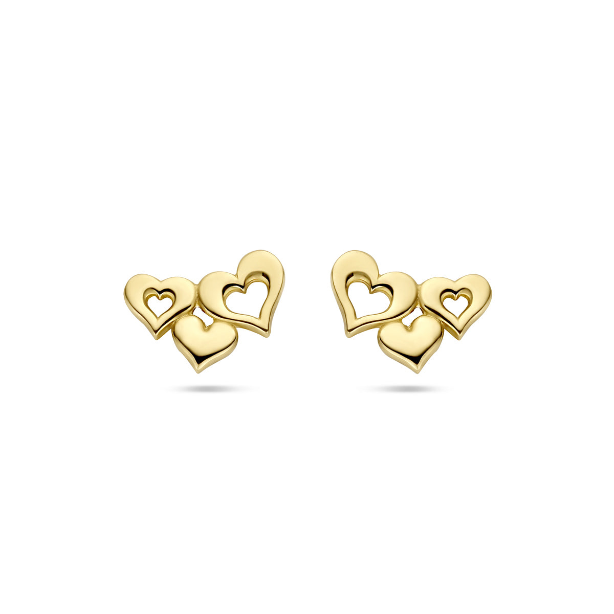 Vooraanzicht van de gouden hartjes oorknopjes van 14 karaat.