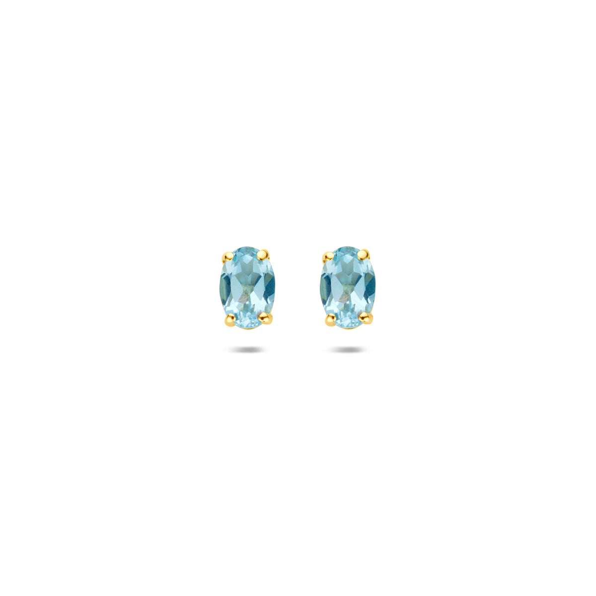 Vooraanzicht van de 9 karaat geelkleurige blauwe topaas oorknopjes, 6 mm hoog en 4 mm breed.