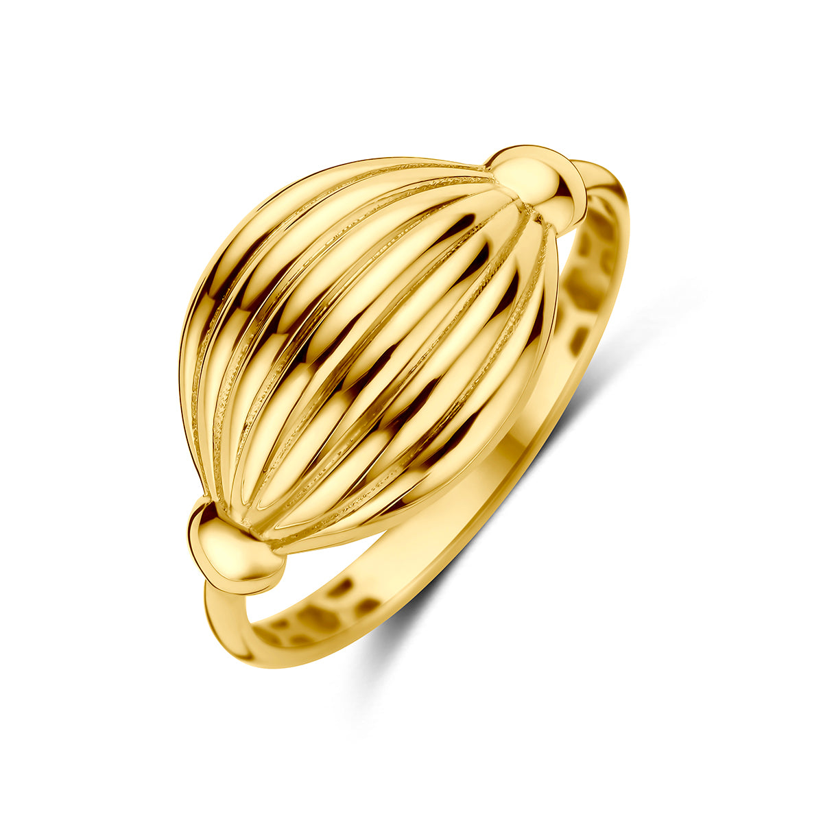 9 karaat ring: schuin bovenaanzicht van de 9 karaat geelkleurige brede geribbelde ring.
