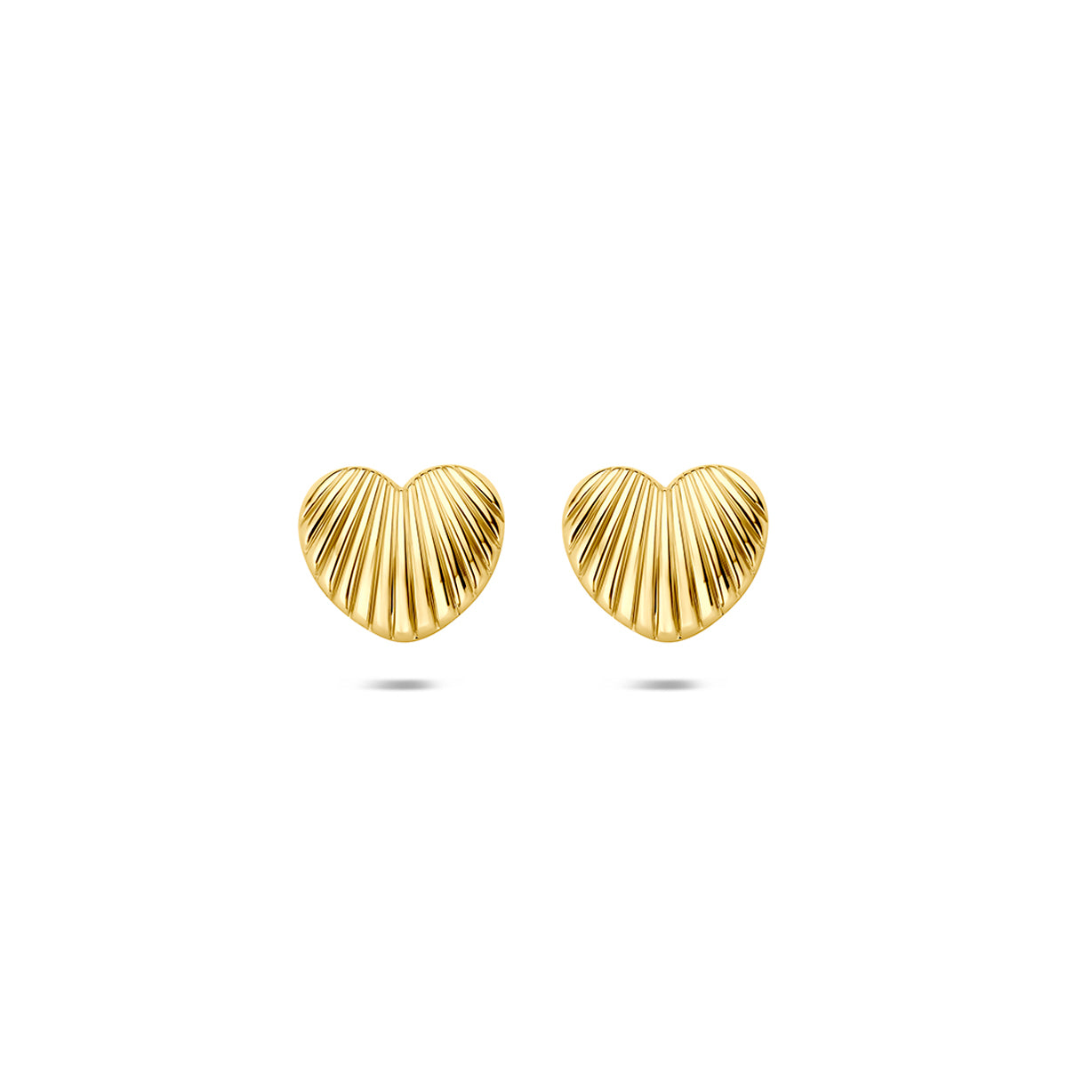 Vooraanzicht van de 9 karaat geelkleurige hartjes oorbellen met ribbels, 7 mm hoog en 8 mm breed.