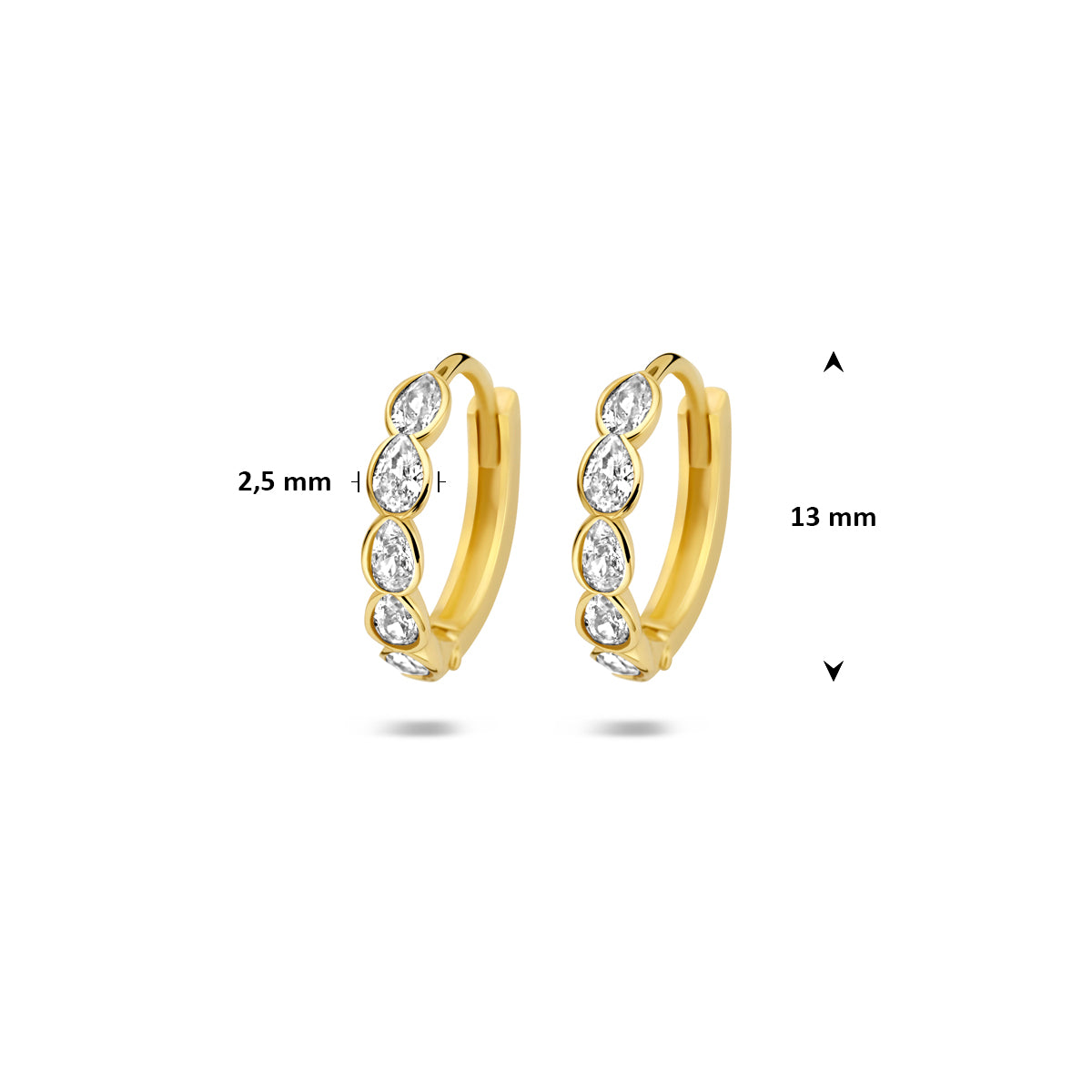 Afmetingen van de geelkleurige klapoorringen met zirkonia van 9 karaat: 13 mm doorsnee en 2,5 mm breed.