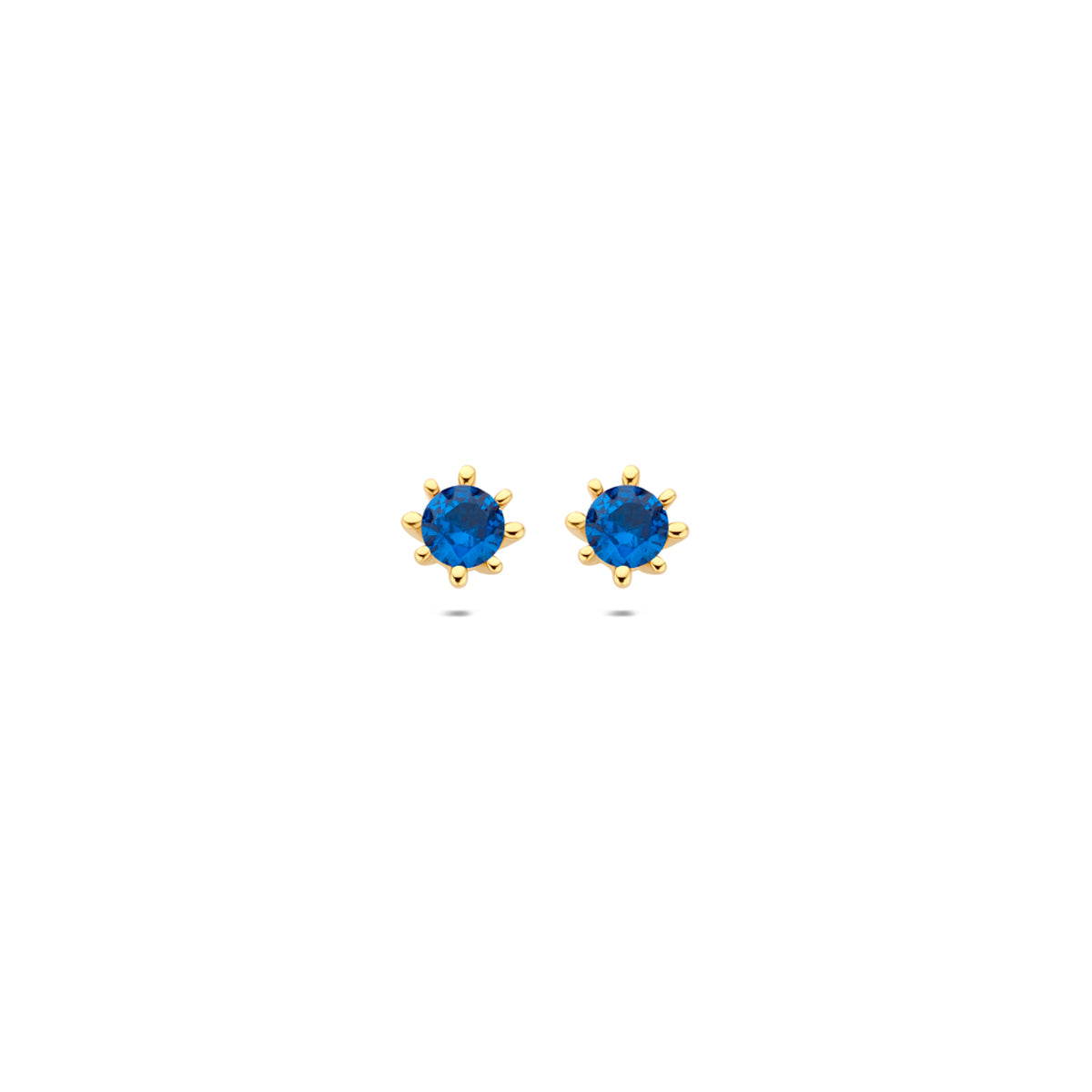 Vooraanzicht van de geelkleurige 9 karaat oorknopjes met blauwe zirkonia.