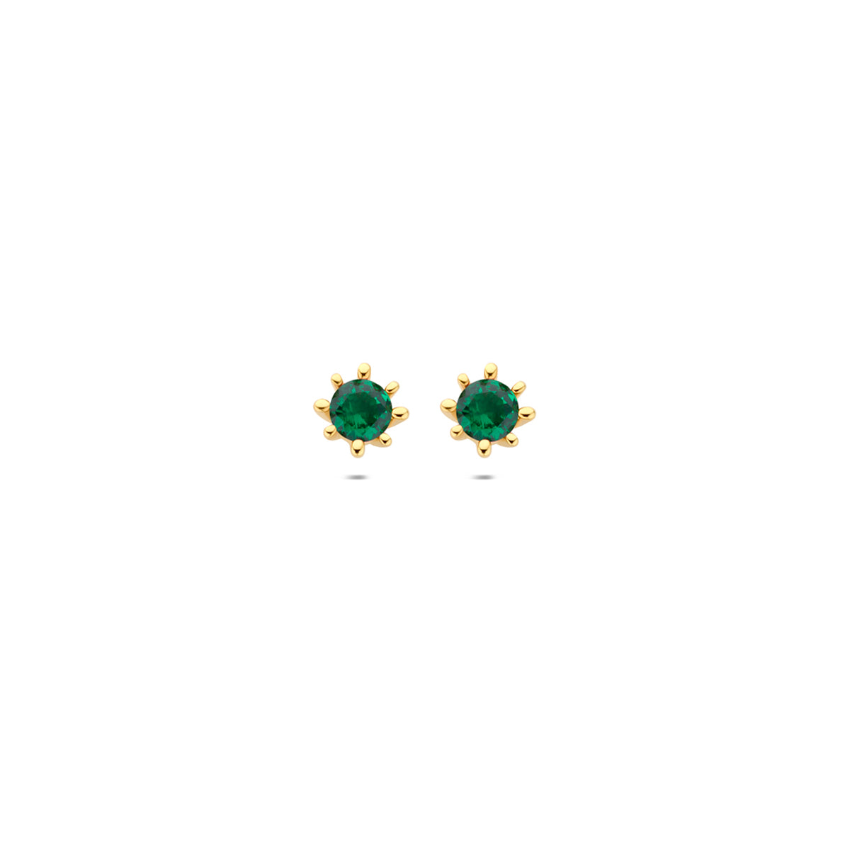 Vooraanzicht van de geelkleurige 9 karaat oorknopjes met groene zirkonia.