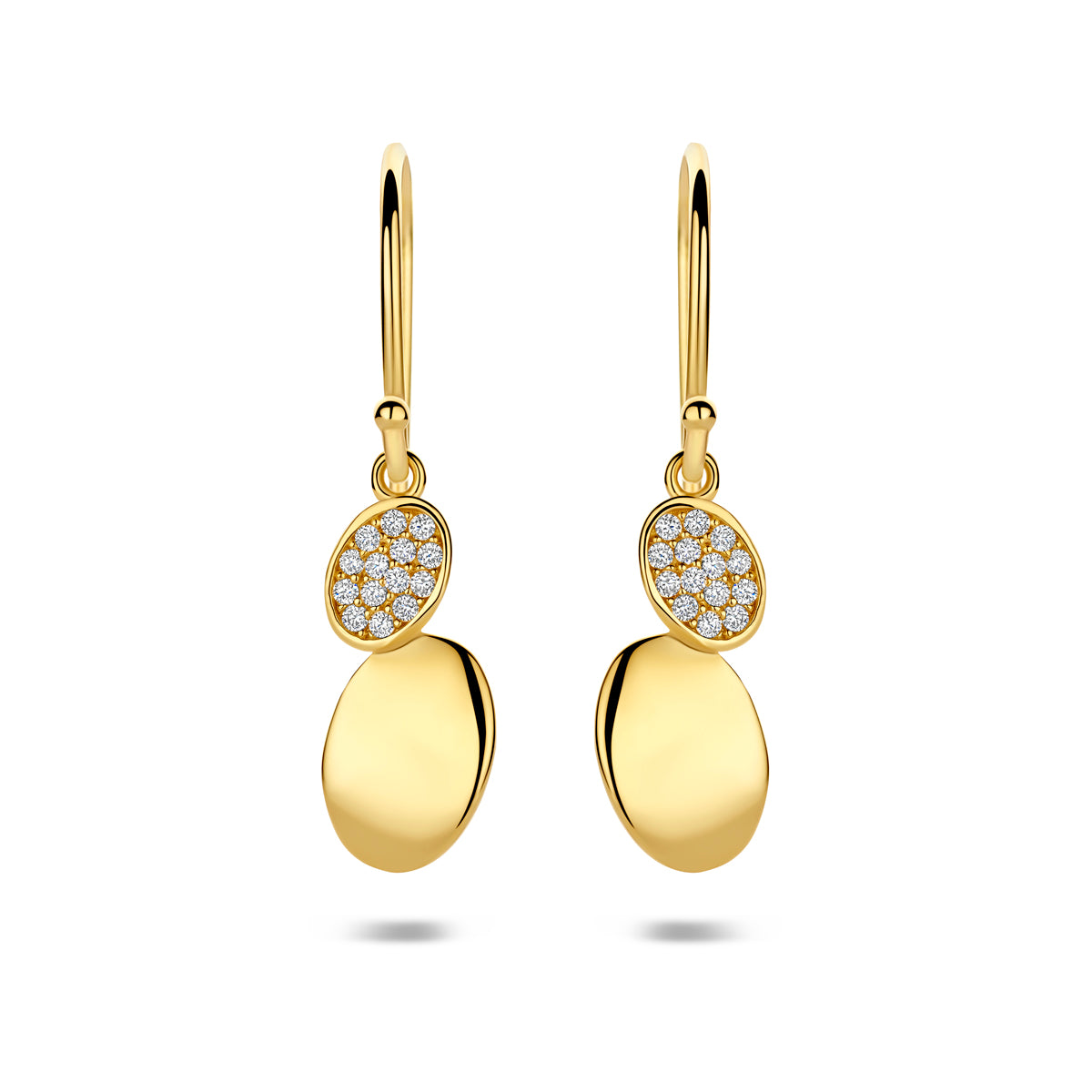 Vooraanzicht van de 9 karaat geelkleurige ovale oorhangers met zirkonia, 31,5 mm hoog en 7,5 mm breed.
