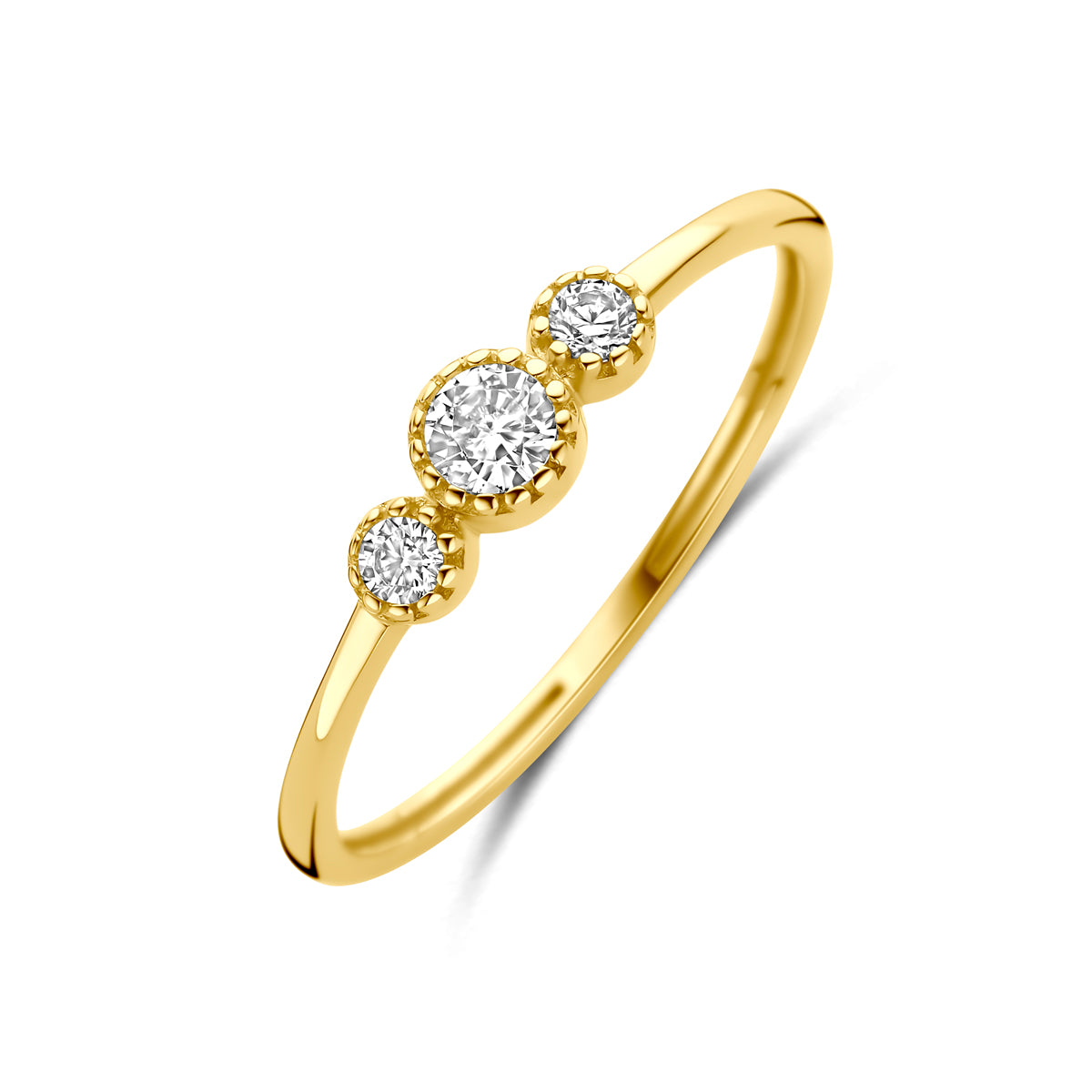 Schuin bovenaanzicht van de geelkleurige 9 karaat ring met drie zirkonia.