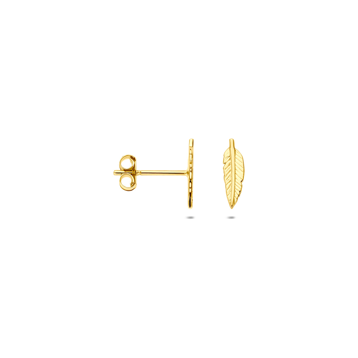 Zijaanzicht van de 9 karaat geelkleurige veer oorknopjes, zodat de diepte van het sieraad zichtbaar is.